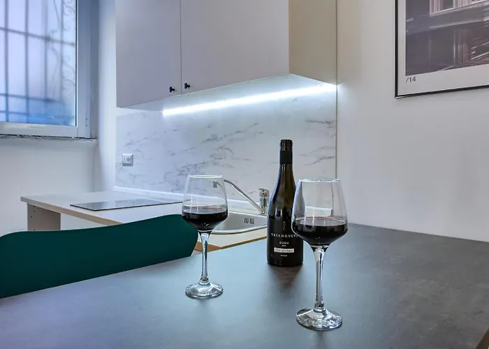 Modern Art San Giovanni Apartment *