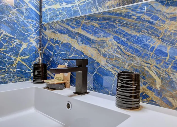 Modern Art San Giovanni Apartment