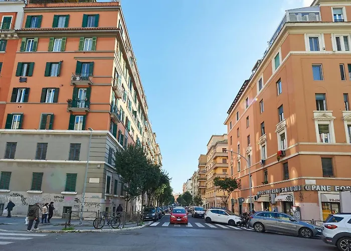 Modern Art San Giovanni Apartment *