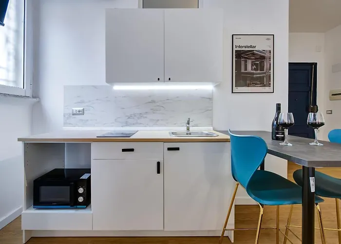 Modern Art San Giovanni Apartment *